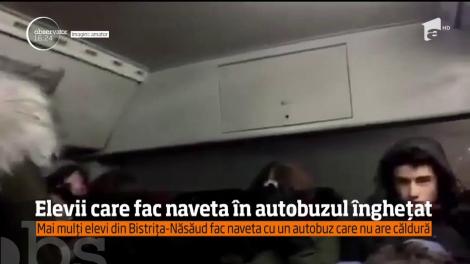 Elevii care fac naveta în autobuzul înghețat