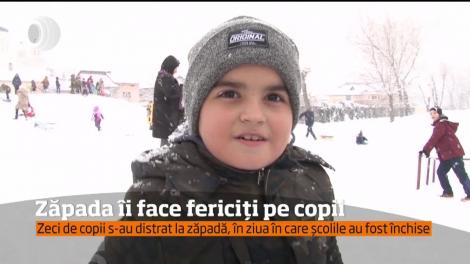Zăpada a închis şcolile, însă a deschis pârtiile