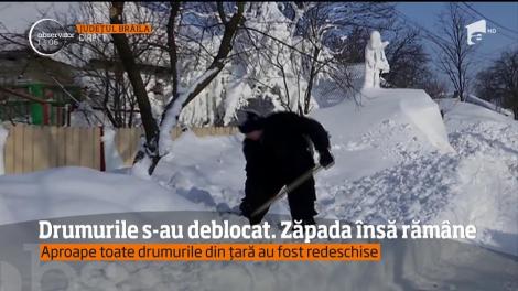 Drumurile s-au deblocat. Zăpada însă rămâne