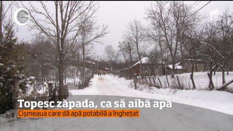 Localnicii din satul Cucuteni, Dâmbovița, topesc zăpada ca să facă rost de apă