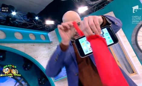 Cum să treacă o cârpă prin ecranul telefonului lui Răzvan? S-a văzut la TV!! Magicianul Johannes ne-a lăsat cu gurile căscate, la propriu