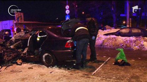 Trei oameni au ajuns la spital, după ce un şofer a intrat cu maşina într-un stâlp, pe o stradă din Capitală