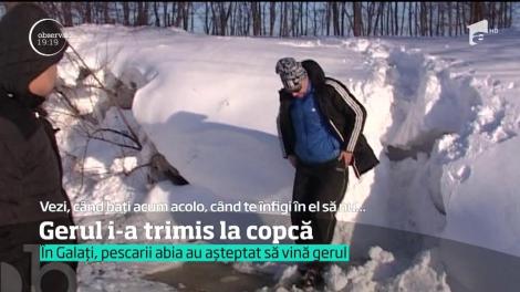 Galaţenii amatori de pescuit la copcă au luat cu asalt o baltă din oraş