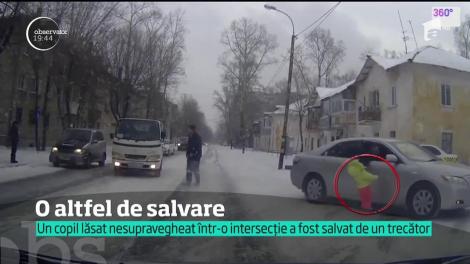 Rusia: Un copil care se îndrepta către o intersecţie plină cu maşini, salvat într-un mod inedit de un şofer
