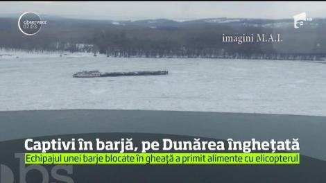 Momente disperate pentru echipajul unei barje ce a rămas blocată în gheaţă, pe Dunăre