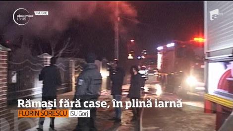 O casă din lemn ars ca o torță, până la temelii