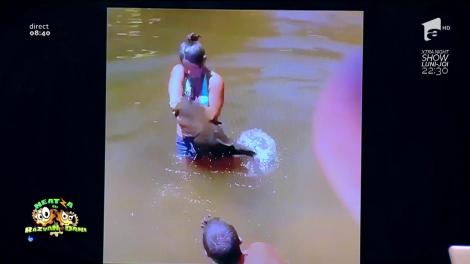 Smiley News: Cel mai tare pescar, o femeie. A prins un pește uriaș cu mâinile goale