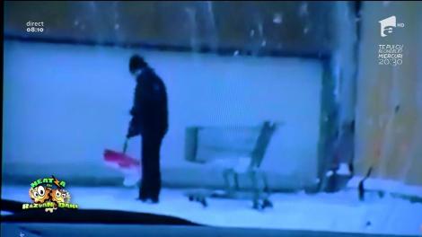 Smiley News: Angajatul fără chef a ieși să dea zăpada! Deszăpezirea are loc în parcarea unui supermarket din România