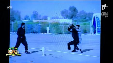 Smiley News: Cea mai penibilă defilare de ziua națională. Soldați de elită, inghenunchiați de o vază!