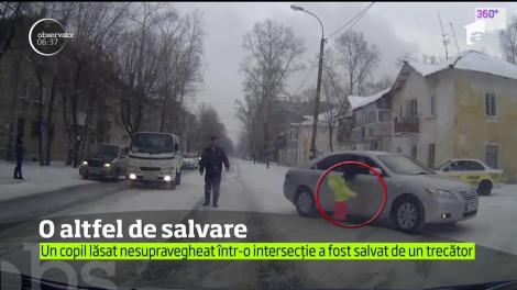 Copil lăsat nesupravegheat pe stradă, salvat într-un mod neobişnuit de un șofer