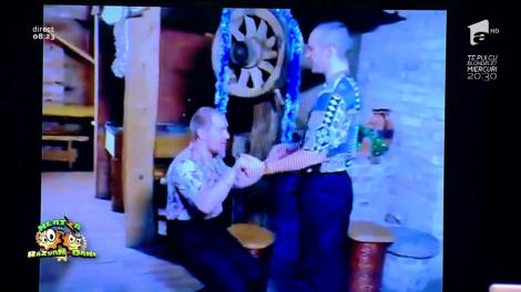 Smiley News: Cântăreți sau marionete? Iată un videoclip amuzant cu dansatori pe măsură