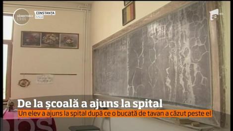 Un elev a ajuns la spital după ce o bucată de tavan a căzut pe el