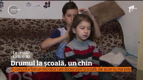 Zilnic, drumul până la școală pentru elevii dintr-un sat dâmboviţean este un chin
