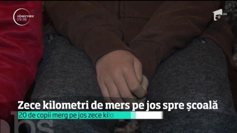 20 de copii dintr-o localitate din Dâmboviţa merg 10 kilometri pe jos spre școală