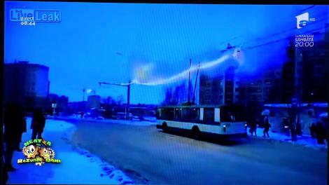 Smiley News: Cablu electric în flăcări. Zici că sunt luminițele de Crăciun!