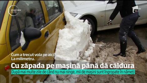 Bucureştenii nu s-au grăbit să-şi scoată maşinile de sub nămeţi