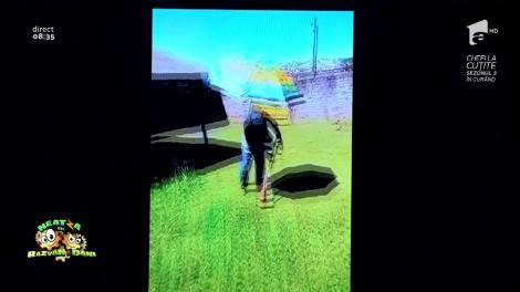 Smiley News: Cel mai tare grădinar! Bea bere, stă la umbră şi tunde iarba în acelaşi timp!