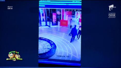 Smiley News: Atenţie, când vorbeşti la telefon în mall! Poţi să cazi într-o fântână!