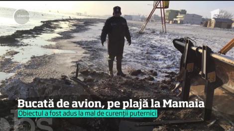 Pompierii de la ISU au ridicat de pe plaja din Constanța o piesă dintr-un avion