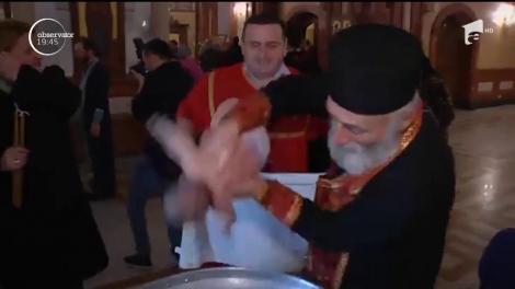 Patriarhul ortodox din Georgia recurge la metode de botez pentru bebeluşi, considerate dure de opinia publică