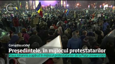 Klaus Iohannis a apărut în mijlocul protestatarilor de la Piața Universității