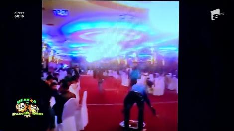 Smiley news: Cum servesc ospătarii afghani