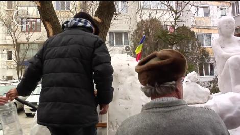 Domnitorul Cuza, sculptat în zăpadă. Nea Petru l-a sculptat pe domnitor în zăpadă