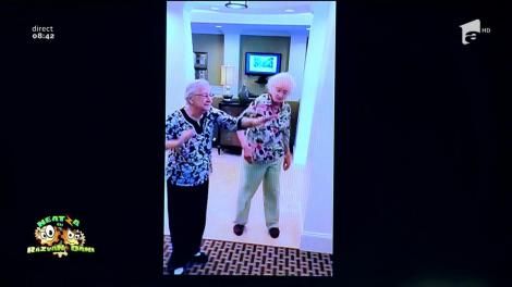 Smiley news: Dansul nu ţine cont de vârstă! Două batrânele fac senzaţie prin mişcările lor!