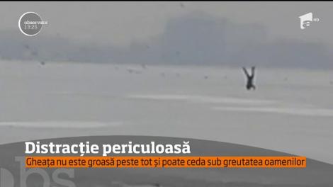 Câţiva tineri din Constanţa au fost filmaţi în timp ce se avântă în larg, pe gheaţa de pe lacul Tăbăcărie