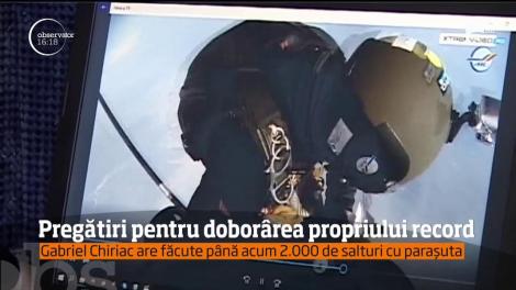 Pregătiri pentru doborârea propriului record. Un bărbat a făcut până acum 2.000 de salturi cu parașuta!