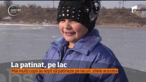 Mai mulți copii au ieșit să patineze pe lacurile înghețate de lângă Deva