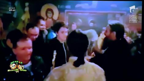 Smiley News: Băieți, la baie cu voi! Un preot le face duş cu agheasma enoriaşilor