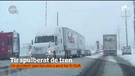 Accident spectaculos în Statele Unite! Un camion de curierat a fost spulberat de un tren