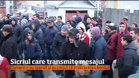 O familie de rromi din Hârlău, Iași, s-a trezit cu un sicriu la poartă