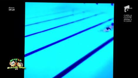 Smiley News: Nu ai văzut în viaţa ta ceva mai tare! Cum să înoţi într-un bazin fără... apă