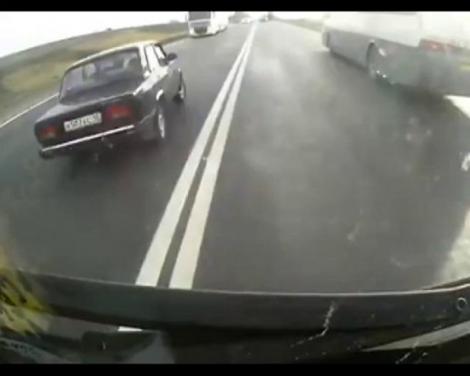Nemaivăzut. Un tânăr a reușit să fenteze moartea după ce a fost izbit de un TIR pe autostradă!