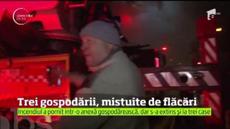 Un incendiu puternic a mistuit trei case în Bacău
