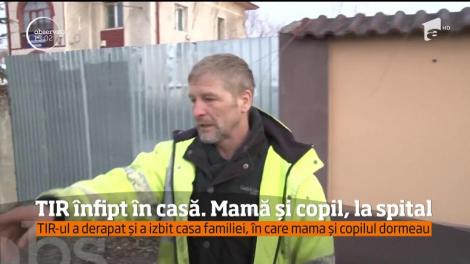 TIR înfit în casă. Mama și copilul de 4 ani au ajuns la spital după ce un perete au căzut pe ei
