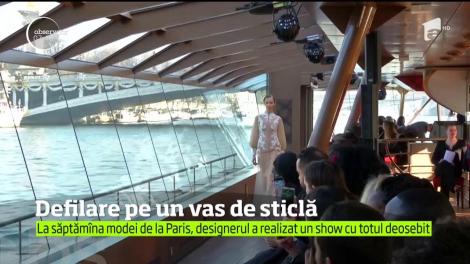 Defilare pe un vas de sticlă la săptămâna modei de la Paris