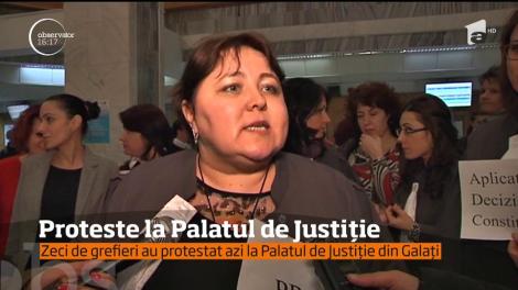 Zeci de grefieri au pretestat azi la Palatul de Justiție din Galați