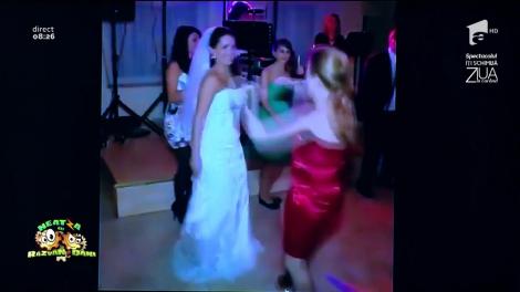Smiley News: Sus piciorul, naşa maaaareee! Ăsta e cel mai ciudat dans pe care l-ai văzut vreodată la o nuntă