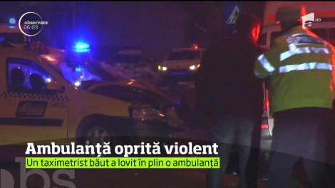 Un taximetrist băut lovit în plin o ambulanţă pe o stradă din Capitală
