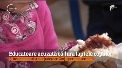 O educatoare din Gorj este acuzată că fura laptele și cornul copiilor de la școală