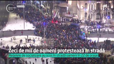 România a ieşit în stradă! Zeci de mii de oameni din toate marile oraşe ale ţării protestează