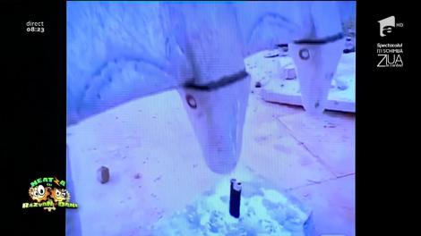 Smiley News: Asta da meticulozitate! Un băiat cu multă răbdare aprinde o brichetă cu „degetul” unui excavator