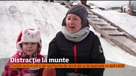 La Băile Tușnad, în județul Harghita, turiștii pot alege între zăpadă sau apă