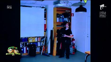 Smiley News: Prea tare! De câți polițiști e nevoie ca să schimbe un bec? De niciunul, ia-ți o dronă!