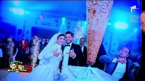 Smiley News! Casă de piatră cu ”de toate! Noua fitză în materie nunti: Nu se mai taie tortul, ci rotisorul de şaorma