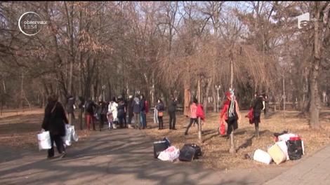 Haine pentru cei nevoiași, agățate în copaci