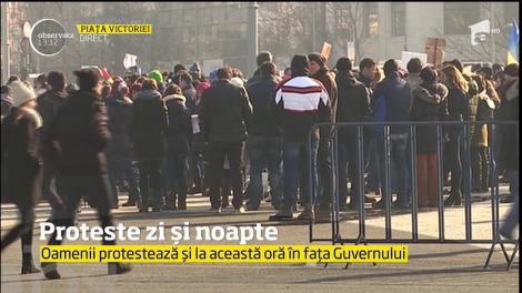 Oamenii protestează în continuare în fața Guvernului